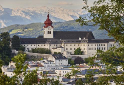 Cathédrale de Mondsee : Le cadre idéal pour un mariage cinématographique.