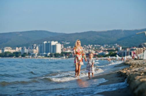 Complexes hôteliers respectueux de l'environnement avec des activités nautiques durables.