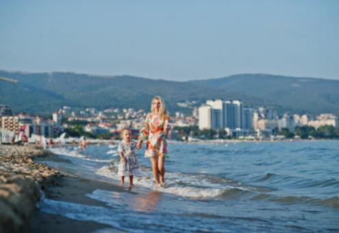 Complexes touristiques adaptés aux familles avec des programmes de sports nautiques pour enfants.