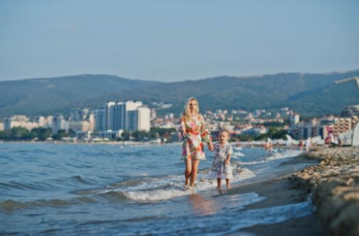 Complexes touristiques d'aventure et de sports nautiques avec plages privées