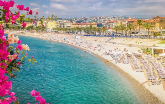 Les meilleurs clubs de plage de la Côte d'Azur : luxe et détente