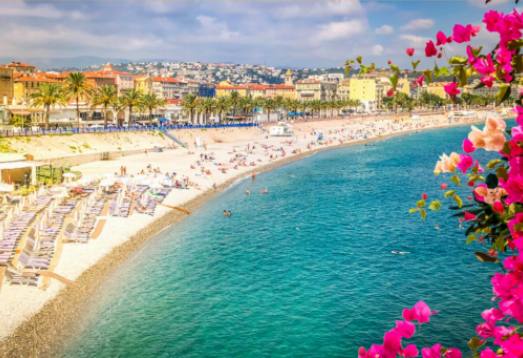 Hiver sur la Côte d'Azur : Charme tranquille et magie des fêtes.