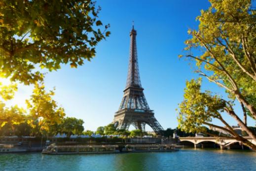 La scène des toits parisiens : la vie nocturne avec vue