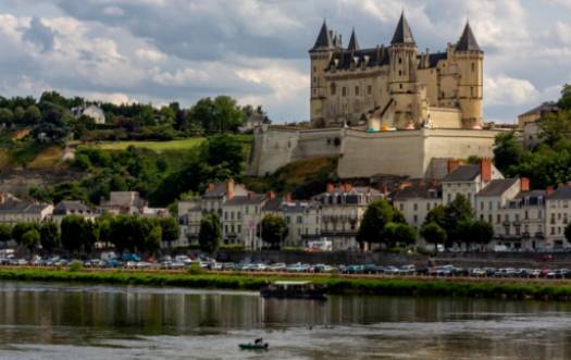 La magie de la forteresse royale de Chinon en art