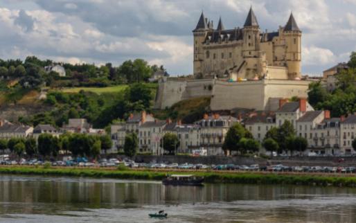 Délices culinaires : Découvrir la gastronomie et les vins de la vallée de la Loire.