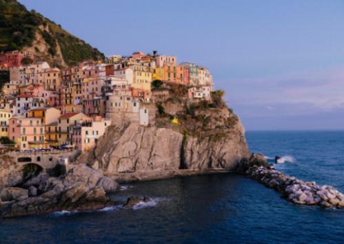 Plaisir sur la plage pour tous les âges aux Cinque Terre.