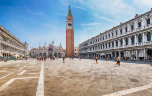 Le Campanile de la Basilique Saint-Marc : un symbole imposant de Venise.