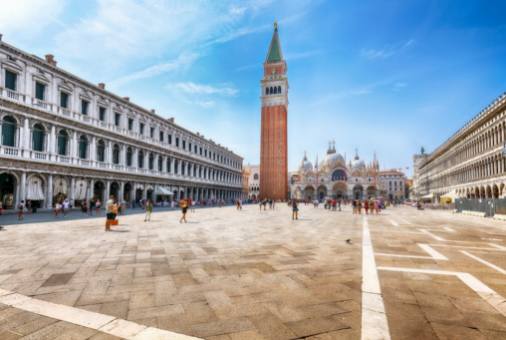 Artistes emblématiques et leurs performances révolutionnaires à la Biennale de Venise