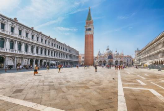 Une brève histoire des gondoles de Venise : du moyen de transport à l'attraction touristique