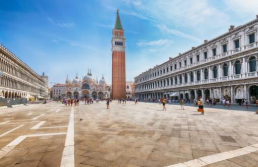 Venise la nuit : Un guide romantique des tours en gondole après la tombée de la nuit.