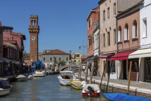 Exploration de l'art du verrier : Outils culinaires de Murano