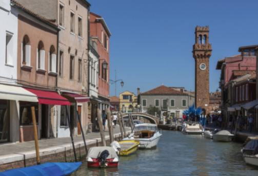 Au-delà du musée : l'art du verre dans les galeries et les boutiques de Murano.