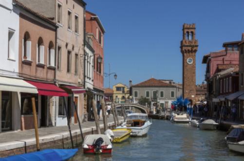 Burano contre Murano : Comparaison des traditions de la dentelle et du verre