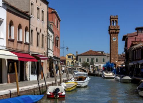 Naviguer à Burano : Une Tapisserie de Maisons Colorées