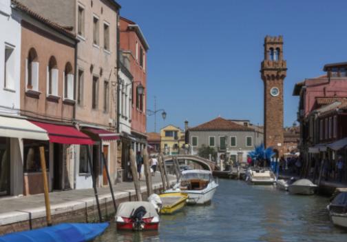 Se promener à travers l'histoire : Les origines de l'architecture colorée de Burano