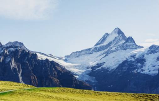 Des Cloches aux Délices Culinaires : Découvrir la Culture Suisse dans les Montagnes