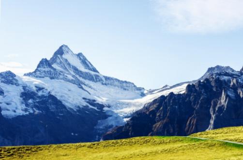 Vol au-dessus des sommets : Guide d'introduction au parapente dans les Alpes suisses