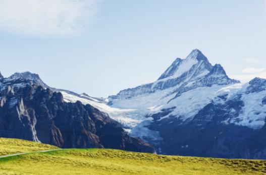 Voyager de manière écologique dans les Alpes suisses : Comment explorer de manière durable