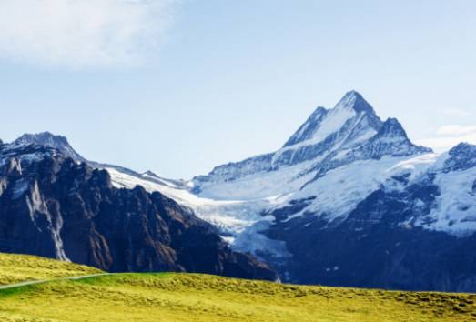 Crans-Montana : Pistes ensoleillées et expériences gastronomiques.