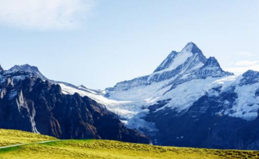 Merveilles de l'hiver : ski, snowboard et bien plus encore dans les Alpes suisses.