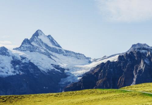 Grindelwald et Zermatt : Une histoire de deux villages emblématiques des Alpes.