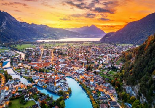 Faire du shopping à Interlaken : Souvenirs et montres suisses.