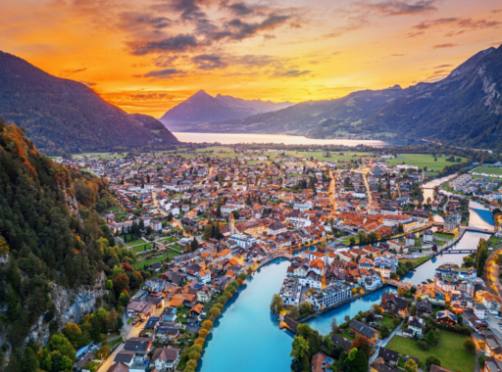 Saut à l'élastique à Interlaken : Plongez dans l'abîme suisse.